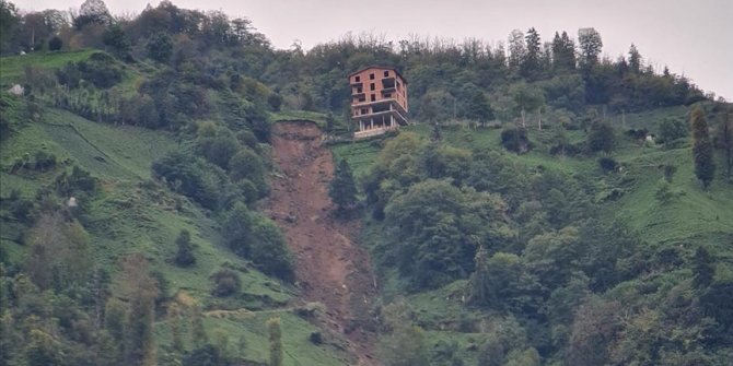 Rize'de çay bahçesinde heyelan meydana geldi
