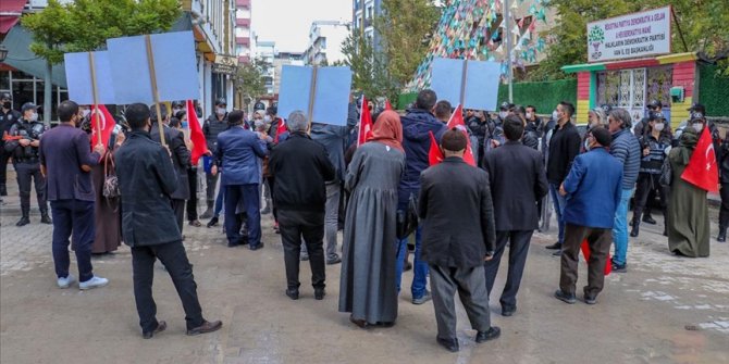 Vanlı aileler çocuklarına kavuşmak için HDP İl Başkanlığı önündeki eylemlerini sürdürdü