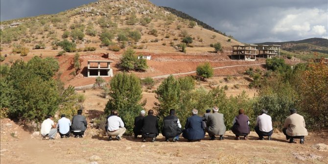 Huzura kavuşan köylerine 30 yıl sonra döndüler
