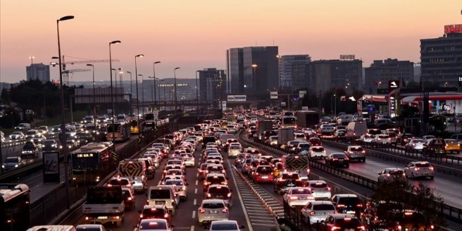 İstanbul'da akşam saatlerinde trafikte yoğunluk yaşanıyor