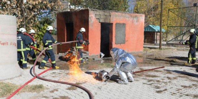 Van'da depremin 10'uncu yılında anma ve tatbikat