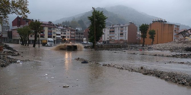 Şiddetli yağış Bozkurt'un sokaklarını yeniden sular altında bıraktı