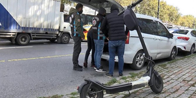 Kurallara uymayanlar tek tek durduruldu: Elektrikli scooter sürücülerine ceza yağdı