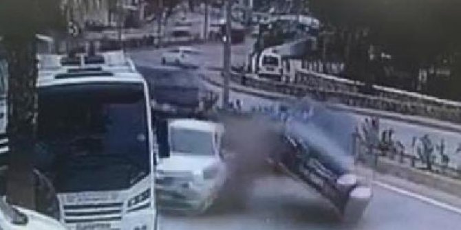 Bodrum'da 2 otomobil ve 1 minibüsün karıştığı kaza kamerada