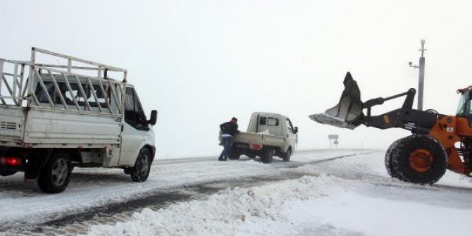 Sahara Geçidi'nde kar ve tipi etkili