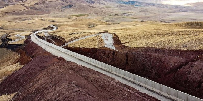 Göçün önlenmesi için Türkiye'nin kara sınırlarının yüzde 34'üne güvenlik duvarı örüldü
