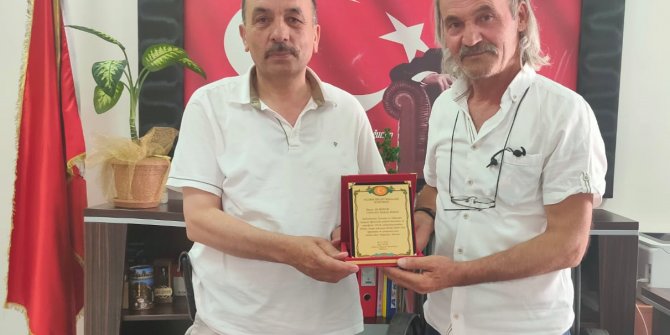 Okul Müdürüne Başarı Plaketi