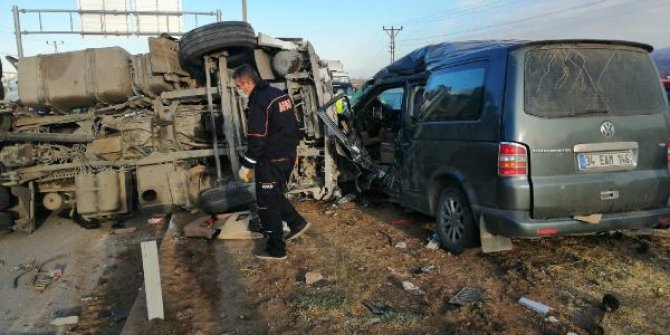 Bitlis'te,TIR kırmızı ışıkta bekleyen kamyonete çarptı: 2 ölü, 3 yaralı