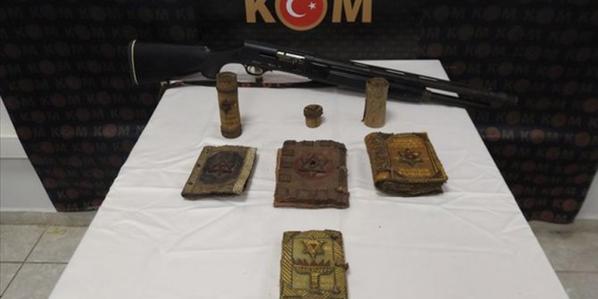 Mardin'de bin yıllık olduğu değerlendirilen altın işlemeli el yazması 5 Tevrat ele geçirildi