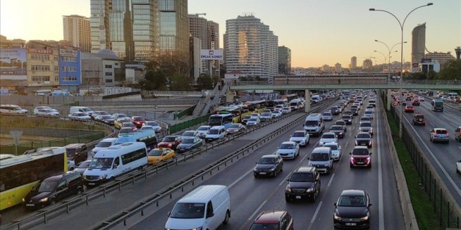 İstanbul'da mesai saatinin bitimiyle trafikte yoğunluk oluştu