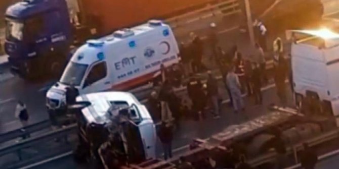 Beylikdüzü'nde servis minibüsü devrildi