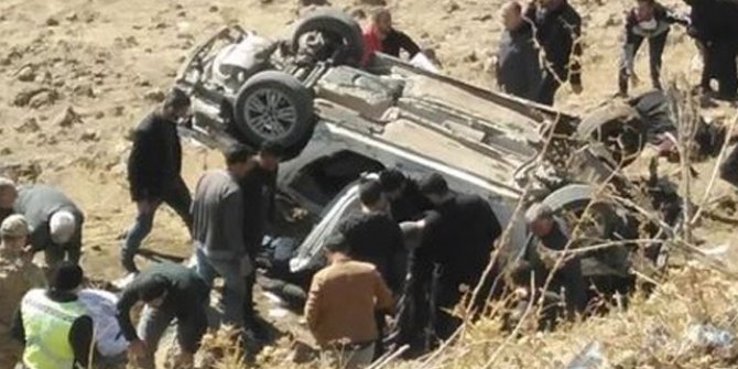 Otomobil şarampole devrildi; 3 ölü, 3 yaralı