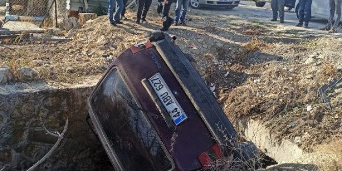 Dereye düşen otomobilin sürücüsü ağır yaralandı