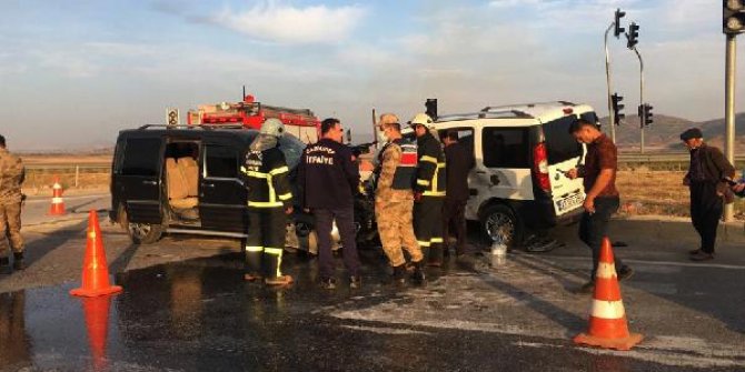 Gaziantep'te, iki hafif ticari aracın çarpıştığı kazada 3 kişi yaralandı