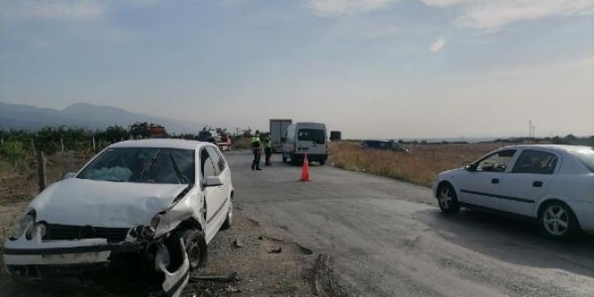 Otomobiller kafa kafaya çarpıştı: 4 yaralı