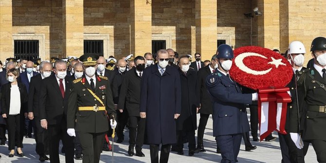 Cumhurbaşkanı Erdoğan ve beraberindeki heyet Anıtkabir'i ziyaret etti