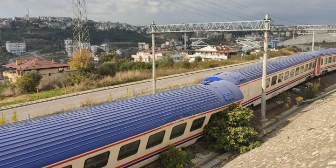Gebze'de tren kazası: Yolcu treninin son iki vagonu raydan çıktı