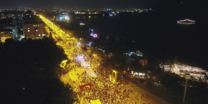 Antalya'da binlerce kişi fener alayında buluştu