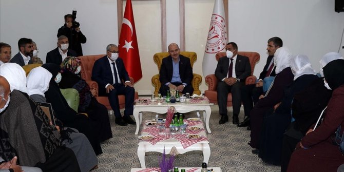 İçişleri Bakanı Soylu Muş'ta çocukları için HDP önünde eylem yapan ailelerle görüştü