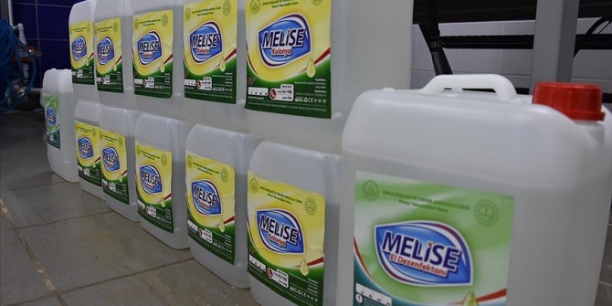 'Kimya fabrikası' gibi çalışan lise ürünlerini satışa sunuyor