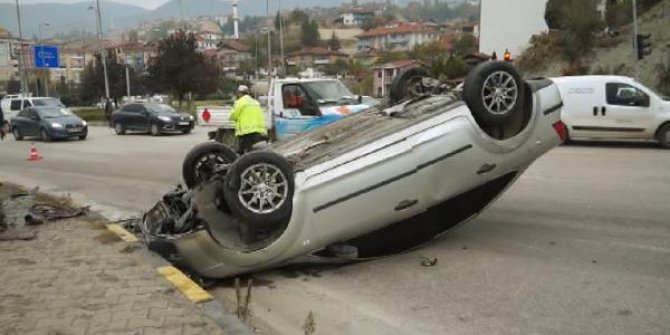 Otobüsün çarptığı otomobil takla attı