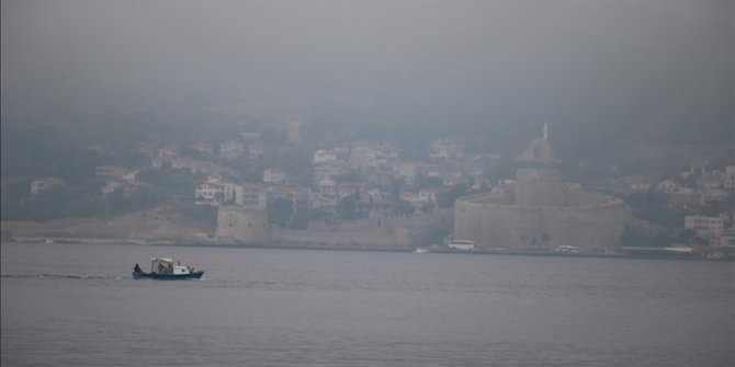Çanakkale Boğazı yoğun sis nedeniyle çift yönlü transit gemi geçişlerine kapatıldı