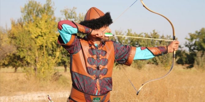 Bilgisayar oyunundan etkilenerek geleneksel Türk okçuluğu eğitmeni oldu