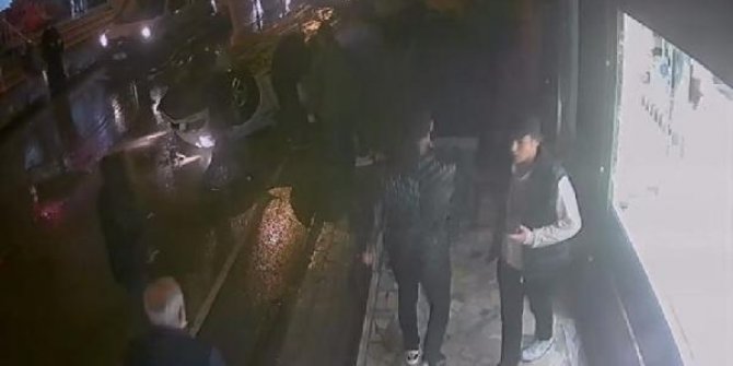 Üsküdar'da otomobil bariyere çarparak ters döndü