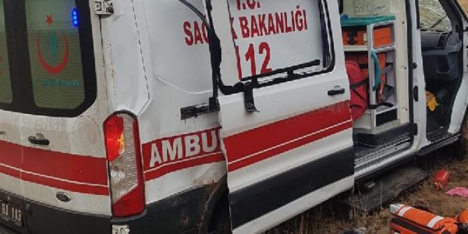 Ambulans, takla atarak şarampole devrildi: 3 yaralı