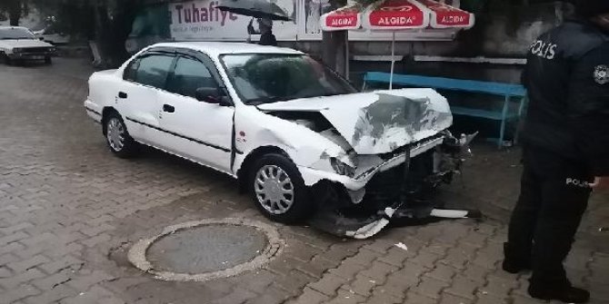 İki otomobil çarpıştı: 1'i bebek 5 yaralı