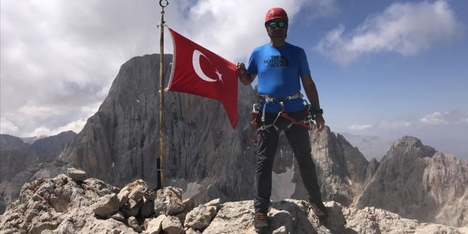 Sırtında 3 metrelik direkle çıktığı zirvelerde Türk bayrağını dalgalandırıyor