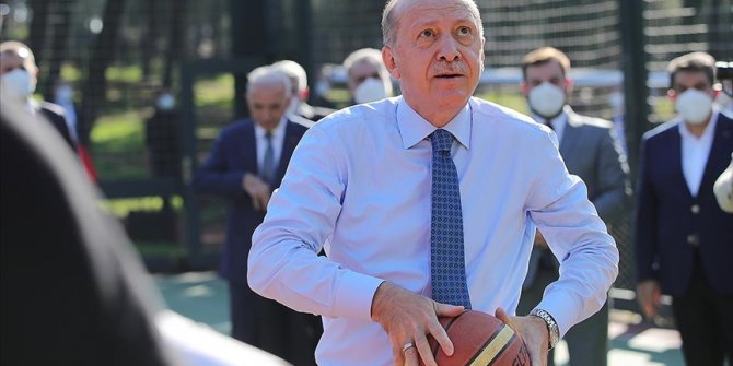 Erdoğan, Ümraniye Millet Bahçesi'nde gençlerle basketbol oynadı