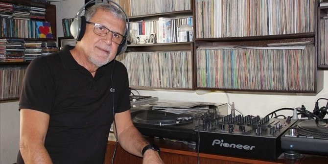 Emekli mühendis 57 yıldır biriktirdiği binlerce plağa özenle bakıyor