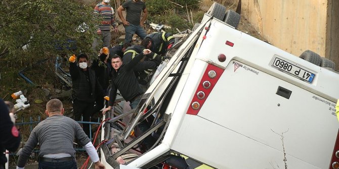Kocaeli'de öğrenci servisi dere yatağına uçtu