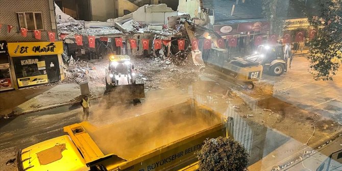 Malatya'daki bina göçüğüne ilişkin gözaltına alınan 4 kişi adliyeye sevk edildi