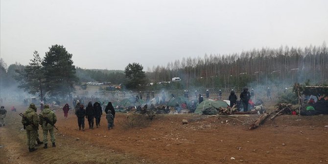 Polonya Savunma Bakanı: Belarus sınırında bekleyenlerin bazıları ülkeye girdi