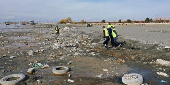 Van Gölü'nde, çekilmenin olduğu bölgelerde 40 ton çöp toplandı