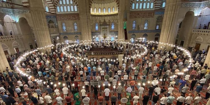 Cami ve mescitlerde farz namazları normal saf düzenine göre kılınabilecek