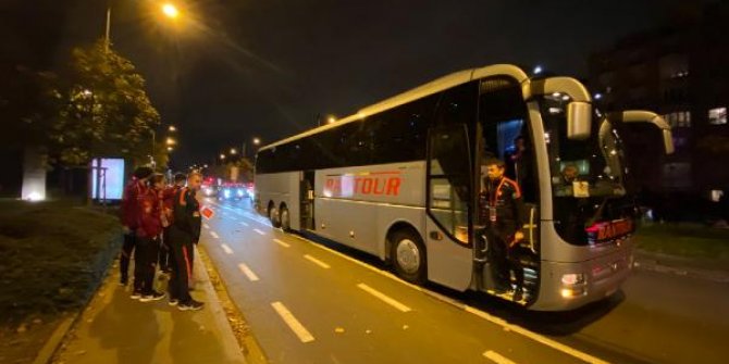 Ümit Milli Takımı'nı taşıyan otobüs arıza verdi, maçın başlama saati ertelendi