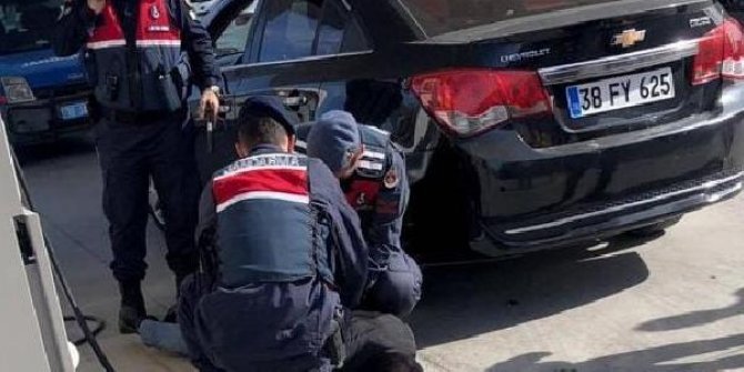 Şehit ettiği polis memurunun silahını da alıp kaçmış