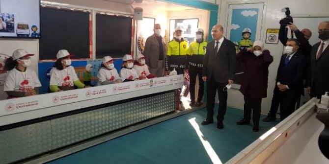 Bakan Soylu, çocuklardan emniyet kemeri takmayan büyüklerini uyarmasını istedi