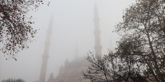 Edirne'de Selimiye Camisi ve tarihi köprülerin çevresi sis ile kaplandı