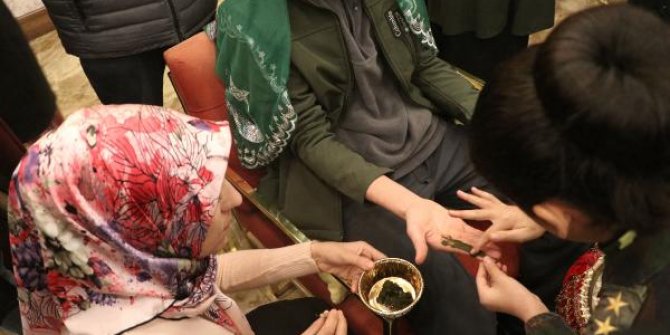 Evlat nöbetinde PKK'dan kurtardığı ve askere göndereceği oğluna kına yaktı