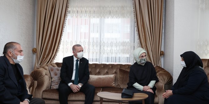 Cumhurbaşkanı Erdoğan ve eşi Emine Erdoğan, kılıçlı saldırıda hayatını kaybeden Başak Cengiz'in ailesini ziyaret etti