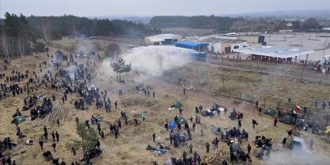Polonya güvenlik güçleri ile sınırı aşmaya çalışan gruplar arasında arbede yaşandı