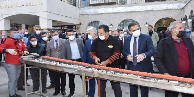 Isparta'da, 32 metrelik kebap saniyeler içinde tüketildi