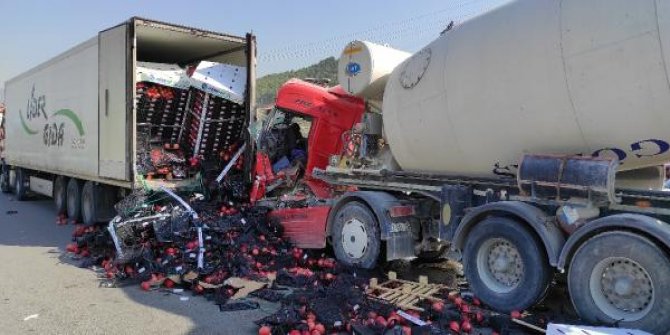 Beton mikserinin TIR'a çarptığı kaza kamerada