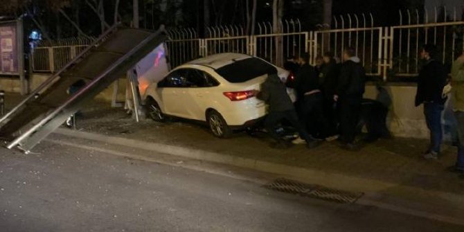 Ataşehir'de otomobil otobüs durağına daldı; 1 ölü 2 yaralı