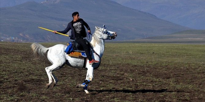 Ciritçiler karda oynayacakları turnuvalara dostluk maçlarıyla hazırlanıyor