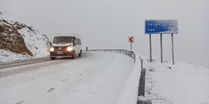 Van'da aniden bastıran kar, sürücülere zor anlar yaşattı